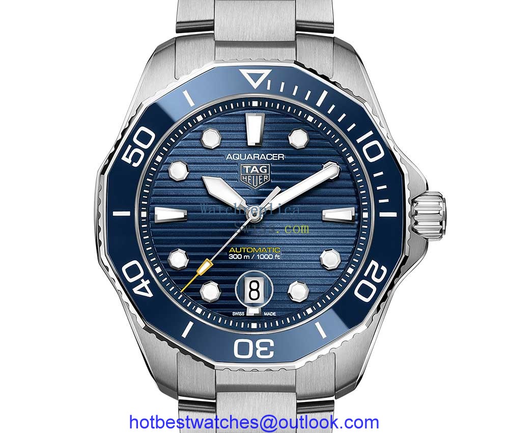 tag heuer aquaracer professional 300 closeup